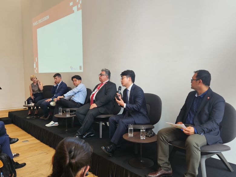 22일 서울 종로 주한 스위스대사관에서 열린 '제7회 한-스위스 혁신주간'에서 참가자들이 생성형AI로 인한 부작용과 이를 해결할 새로운 기술들에 대해 의논하고 있다./이병철 기자