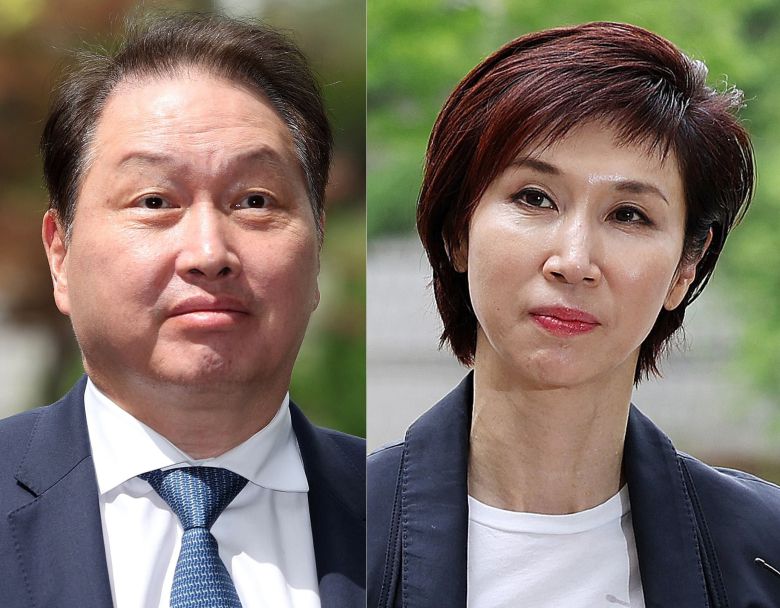 최태원 SK그룹 회장(왼쪽)과 노소영 아트센터 나비 관장이 16일 오후 서울 서초구 고등법원에서 열린 이혼 관련 항소심 변론기일에 출석하며 취재진 질문에 답하고 있다. / 뉴스1