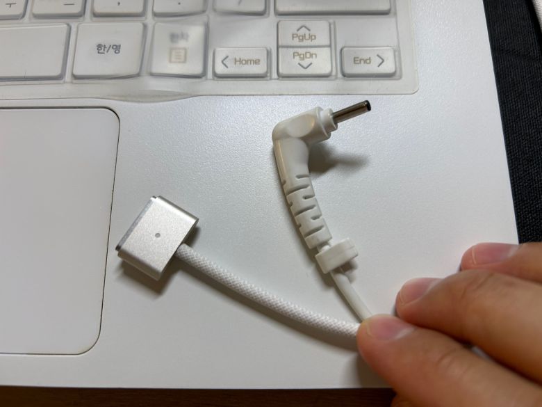 M3 맥북 에어의 충전 케이블(왼쪽)과 LG 그램의 충전 케이블./김민국 기자
