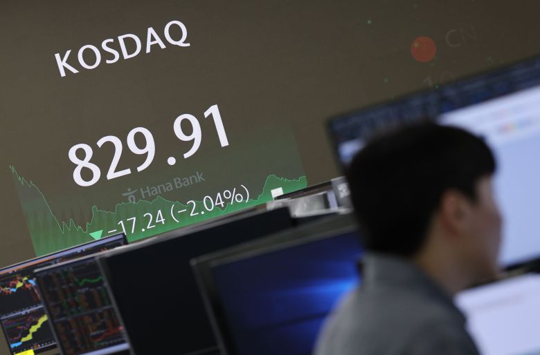 2일 오후 서울 중구 하나은행 딜링룸 전광판에 코스닥 지수가 나타나고 있다. 이날 코스피는 전일 대비 23.45포인트(0.84%) 내린 2780.86으로, 코스닥은 17.24포인트(2.04%) 하락한 829.91을 기록했다. /뉴스1