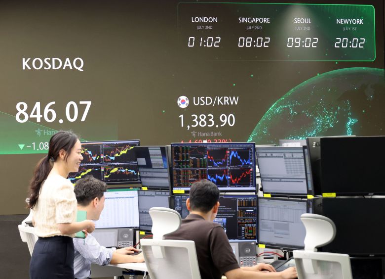 2일 서울시 중구 하나은행 본점 딜링룸 모습. /연합뉴스