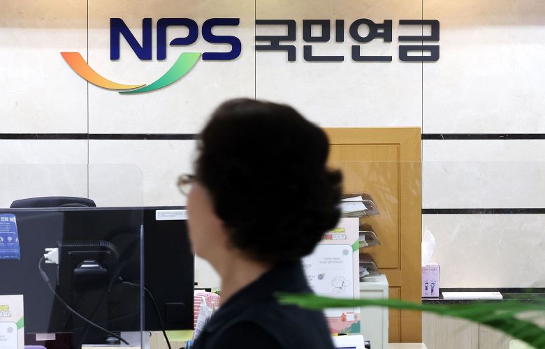 한 시민이 서울 서대문구 국민연금공단 서울북부지역본부 종합상담실에 들어가고 있다. / 뉴스1