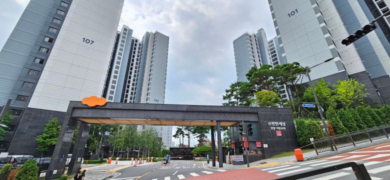 지난 1일 경기 구리시 'e편한세상인창어반포레' 아파트 정문의 모습. 8호선 구리역 개통을 앞두고 가격이 상승하고 있다./조은임 기자