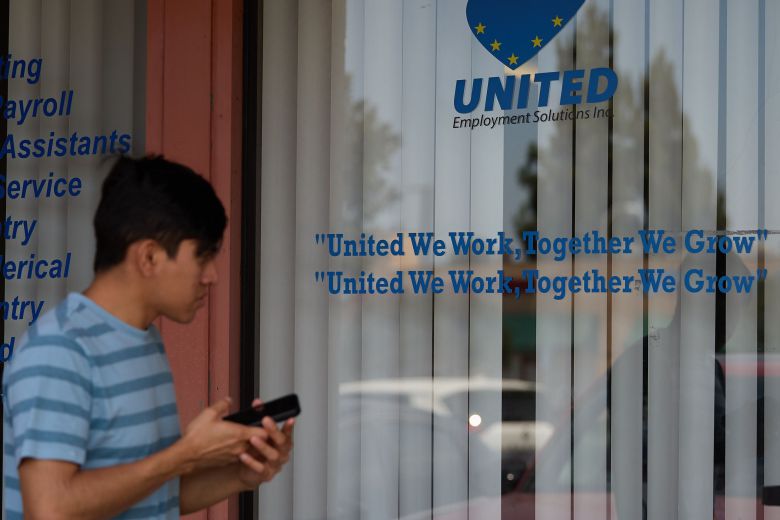 미국 시민이 미 캘리포니아주 로스앤젤레스의 한 고용기관 앞을 걸어가고 있다. / EPA 연합뉴스