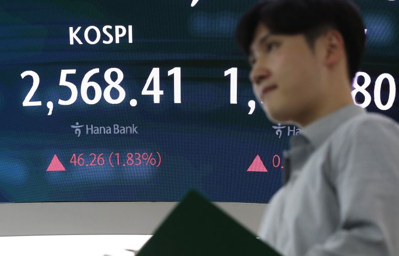 코스피 지수가 개인의 매수세에 힘 입어 상승 마감한 7일 오후 서울 중구 하나은행 본점 딜링룸 전광판에 종가가 표시되고 있다. 이날 코스피 지수는 전 거래일 대비 46.26포인트(1.83%) 오른 2568.41, 코스닥 지수는 15.67포인트(2.14%) 오른 748.54에 장을 마쳤다. /뉴스1