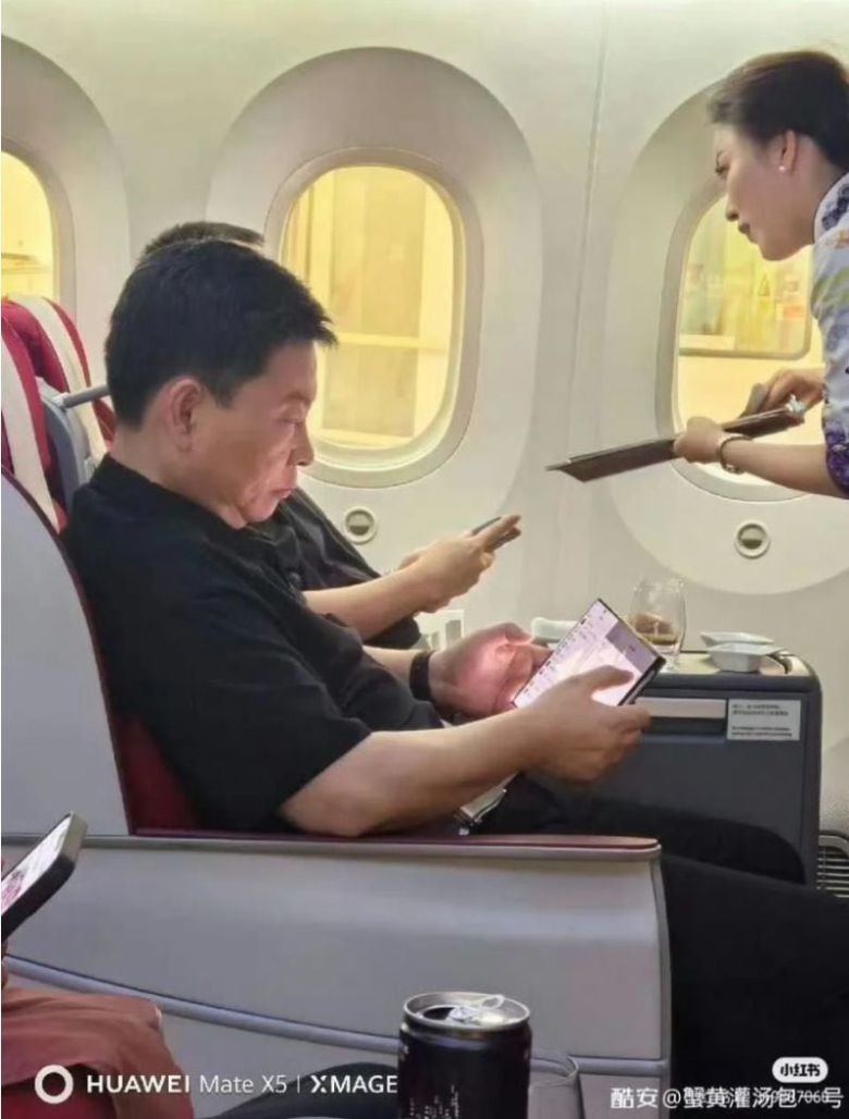 위청둥 화웨이 컨슈머BG 최고경영자(CEO)가 화웨이의 신제품으로 추정되는 트리폴드폰 제품을 손에 쥐고 비행기에 탄 사진이 화제가 되고 있다./커촹반르바오