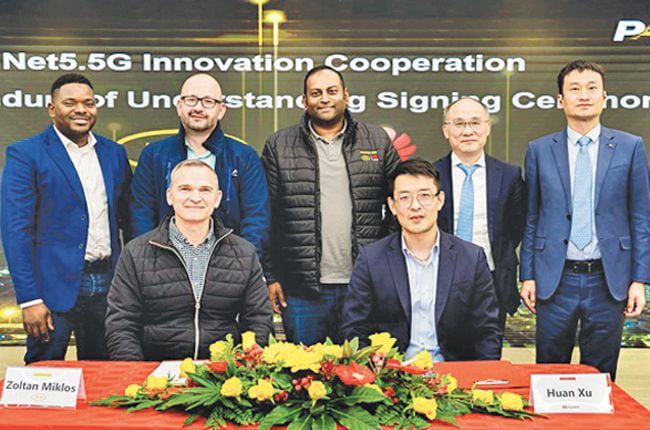 지난 6월 화웨이와 MTN 관계자가 남아공 현지에서 5.5G 장비 공급 계약을 맺은 모습. /화웨이 제공