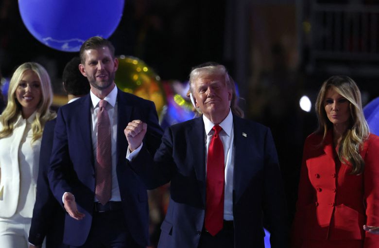 지난달 18일 미국 위스콘신주 밀워키에서 열린 공화당 전당대회 당시 도널드 트럼프 전 미국 대통령과 그의 가족들 모습. 왼쪽부터 티파니 트럼프(차녀), 에릭 트럼프(차남), 도널드 트럼프, 멜라니아 트럼프(배우자). /로이터 연합뉴스