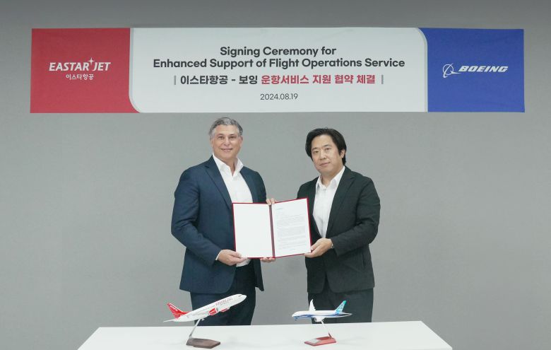 이애릭(오른쪽) 이스타항공 운항본부장과 앤드류 굿살 보잉 FOR 아시아·태평양 총괄 수석 기장. / 이스타항공 제공