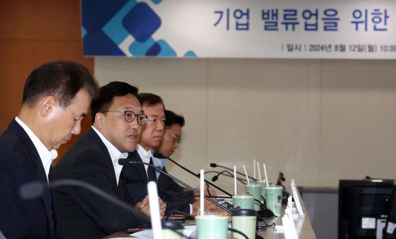 김병환 금융위원장이 8월 12일 서울 여의도 한국거래소에서 열린 기업밸류업을 위한 상장기업 간담회에서 모두발언을 하고 있다./뉴스1