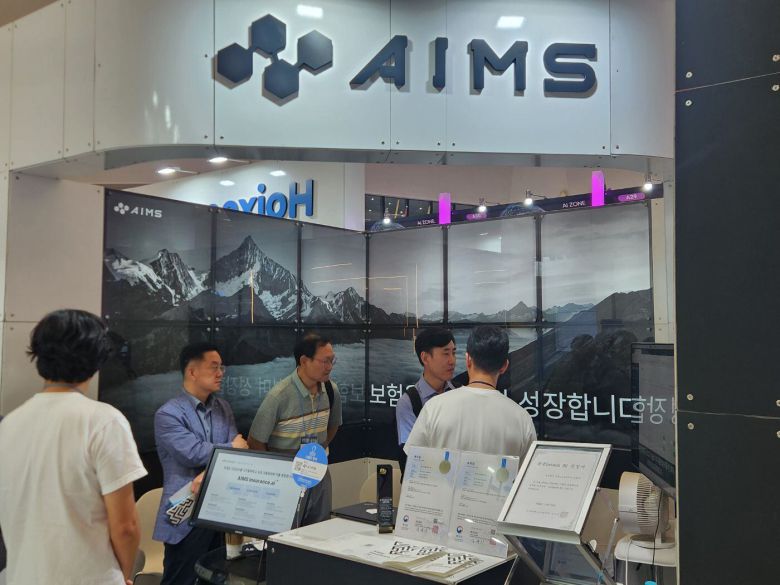 코리아 핀테크 위크 2024에 참여한 스타트업 에임스(AIMS). 행사에 참가한 핀테크 중 보험 분야는 에임스 한 곳뿐이다. 보험연수원장으로 내정된 하태경 전 의원도 지난달 29일 부스를 찾아 기술과 관련된 설명을 듣고 있다. /이학준 기자