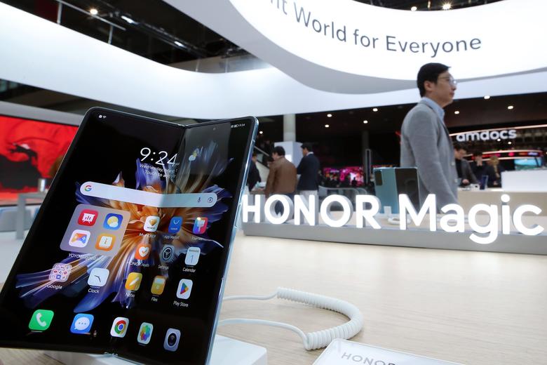 지난 2023년 3월 1일(현지 시각) '모바일월드콩그레스'(MWC 2023)의 중국 아너 부스에 폴더블 폰이 전시돼 있는 모습./뉴스1