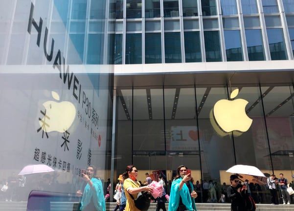 중국 상하이 난징둥루에 있는 애플 스토어 앞에 화웨이 광고물이 서 있다.