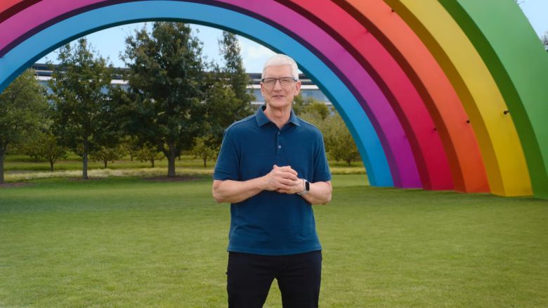 팀 쿡 애플 최고경영자(CEO)가 9일(현지시간) 오전 10시(한국시간 10일 오전 2시) 미국 캘리포니아주 쿠퍼티노 본사 스티브 잡스 극장에서 진행한 신제품 출시 행사에서 발표하고 있다. /애플 제공