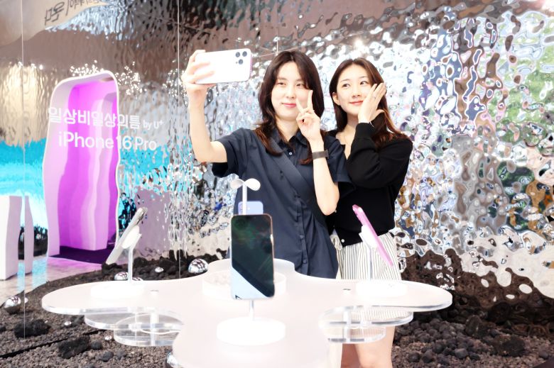 20일 오전 일상비일상의틈byU+에서 모델이 아이폰16 프로의 카메라 기능을 체험하고 있는 모습./LG유플러스 제공