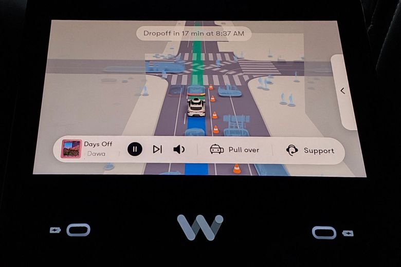 웨이모에는 운전석과 조수석 사이에도 인포테인먼트 화면이 설치돼 있어 뒷좌석에 앉은 탑승객도 실시간으로 주행 정보를 확인할 수 있다. /김우영 기자