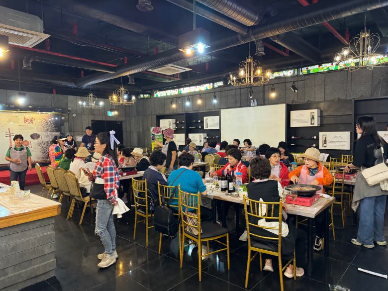 지난 24일 오후 충청북도 영동군 기업형 와이너리 '영동 와인코리아' 레스토랑을 찾은 방문객들이 오리 로스와 함께 영동군에서 생산한 '샤토마니' 와인을 즐기고 있다. /박지윤 기자