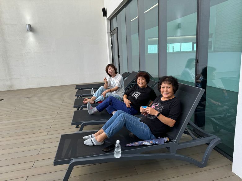 지난 24일 오후 3시 충청북도 영동군 레인보우 힐링센터 2층 힐링정원에서 영동군민 권양옥(왼쪽 첫 번째)씨를 비롯한 방문객 3명이 담소를 나누며 휴식을 취하고 있다. /박지윤 기자