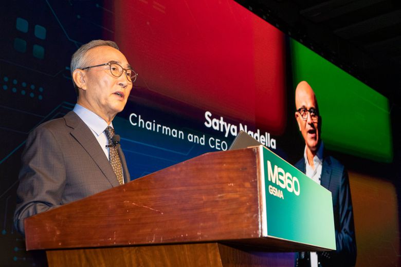 김영섭 KT 사장이 서울 중구 웨스틴 조선호텔 서울에서 열린 GSMA 주최의 M360 APAC 콘퍼런스에서  '협력 기반의 자주적 AI 모델 형성을 위한 AICT 기업의 역할’이란 주제로 기조연설을 하고 있다. /KT 제공