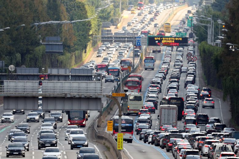추석 연휴 마지막 날인 지난달 18일 서울 서초구 경부고속도로 잠원 IC 인근. /뉴스1
