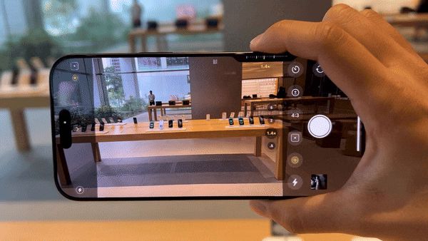 아이폰16 시리즈는 카메라 컨트롤 버튼을 활용해 한 손가락으로 다양한 촬영 옵션을 선택·조절할 수 있다./김민국 기자