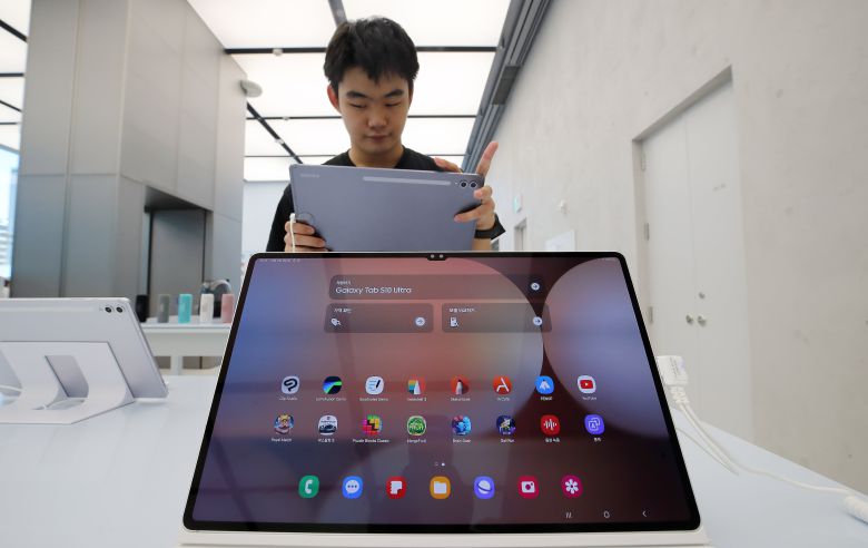 4일 서울 삼성스토어 강남점에서 고객들이 새롭게 출시된 '갤럭시 탭 S10 울트라'와 '갤럭시 탭 S10+'를 살펴보고 있다./뉴스1