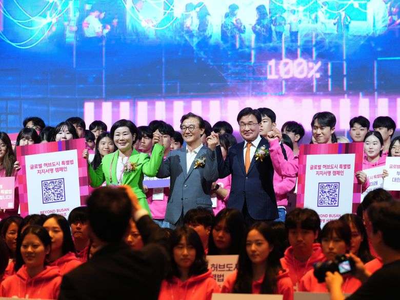 김희정 국민의힘 의원(왼쪽), 전재수 더불어민주당 의원(가운데), 김대식 국민의힘 의원(오른쪽)이 28일 오전 부산 해운대구 시그니엘 부산에서 열린 블록체인 위크 인 부산(BWB) 2024 행사에 참여했다. /BWB 사무국 제공