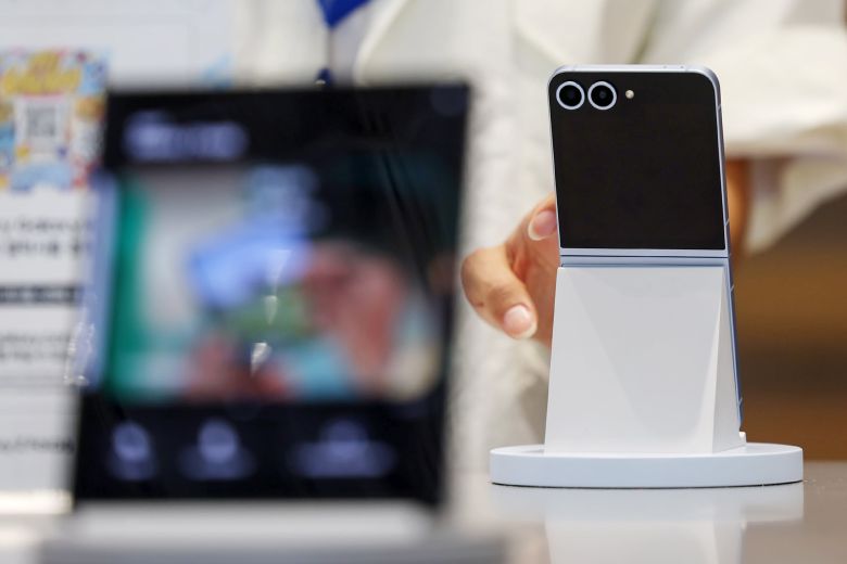 서울 마포구 삼성스토어 홍대 갤럭시 스튜디오에서 시민들이 갤럭시 폴드6와 플립6를 살펴보고 있다. /뉴스1