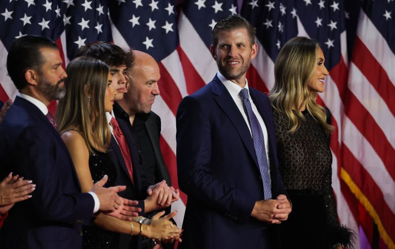 도널드 트럼프 대통령 당선인의 장남인 트럼프 주니어(왼쪽), 차남 에릭 트럼프(오른쪽에서 두 번째), 에릭의 부인인 라라 트럼프(오른쪽). / 로이터