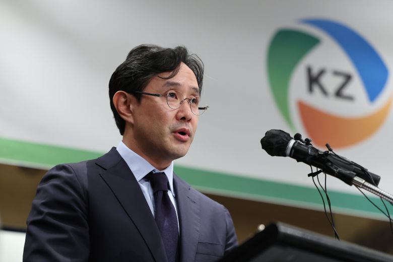 최윤범 고려아연 회장이 10월 2일 오후 서울 용산구 그랜드하얏트 호텔에서 열린 기자회견에서 경영권 분쟁과 관련해 발언하고 있다./뉴스1