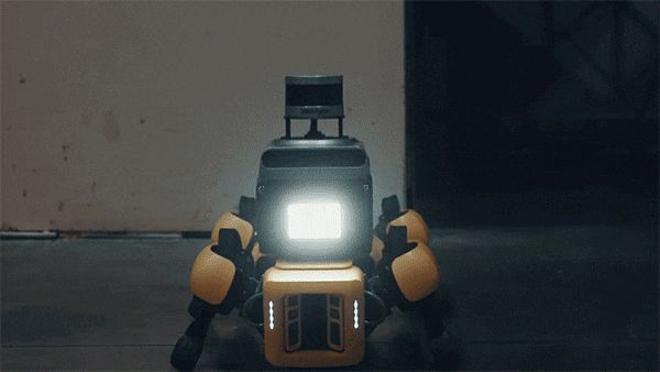 로봇개 스폿이 순찰하는 모습.