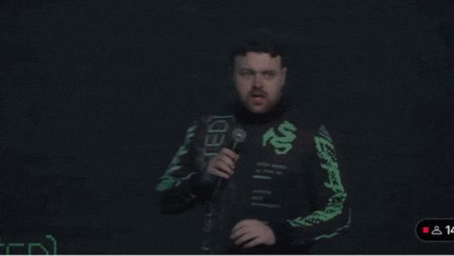 데이비드 모리슨 니어 캠페인 본부장이 지난 10일(현지시각) 오전 태국 방콕에서 열린 리댁티드 행사 오프닝에서 도널드 트럼프 미 대통령 당선인을 모사하고 있다. /니어 제공