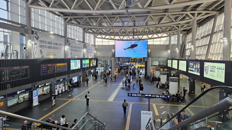 지난 12일 서울 강남구 수서동에 위치한 SRT 수서역 내부의 모습. 출근 시간이 지났는 데도 사람들로 붐비고 있다./조은임 기자