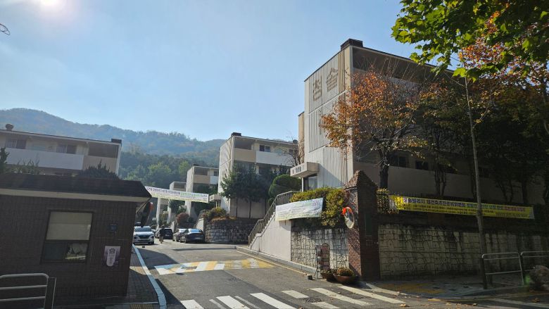 지난 12일 방문한 서울 강남구 일원본동의 '청솔빌리지'의 모습. 3층짜리 저층 아파트로 용적률이 89%이다./조은임 기자