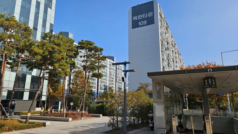 지난 12일 방문한 서울 강남구 일원본동의 '목련타운'의 모습. 3호선 일원역 바로 앞에 위치한 초역세권 아파트다./조은임 기자