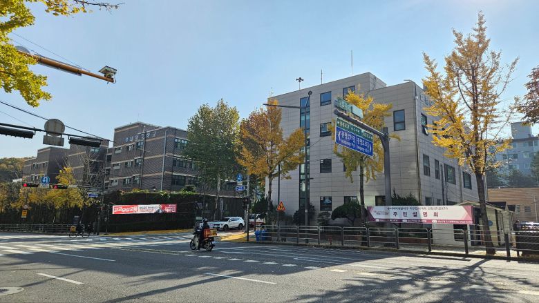 지난 12일 서울 강남구에 위치한 일원역에서 수서역으로 가는 길목에 위치한 대왕중학교. 이 학교 옆에 강남구청이 '수서택지지구 지구단위계획 결정(변경)안' 주민설명회를 진행한다는 내용의 현수막이 걸려있다./조은임 기자