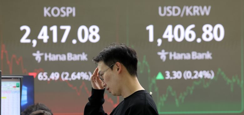 코스피지수가 나흘째 급락세를 지속한 13일 서울 중구 하나은행 본점 딜링룸에서 직원들이 업무를 보고 있다. /연합뉴스