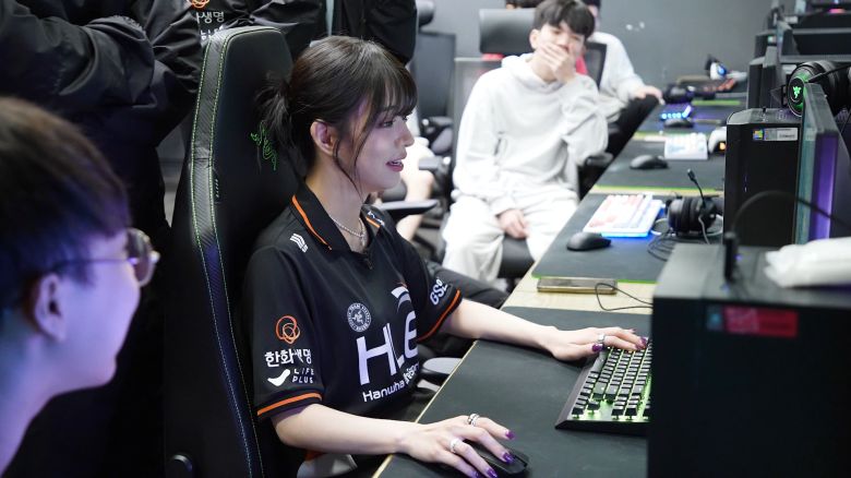 한화생명e스포츠 유튜브 채널 콘텐츠인 '이덕후' 촬영 중인 아이돌 프로미스나인의 이채영. /한화생명 제공