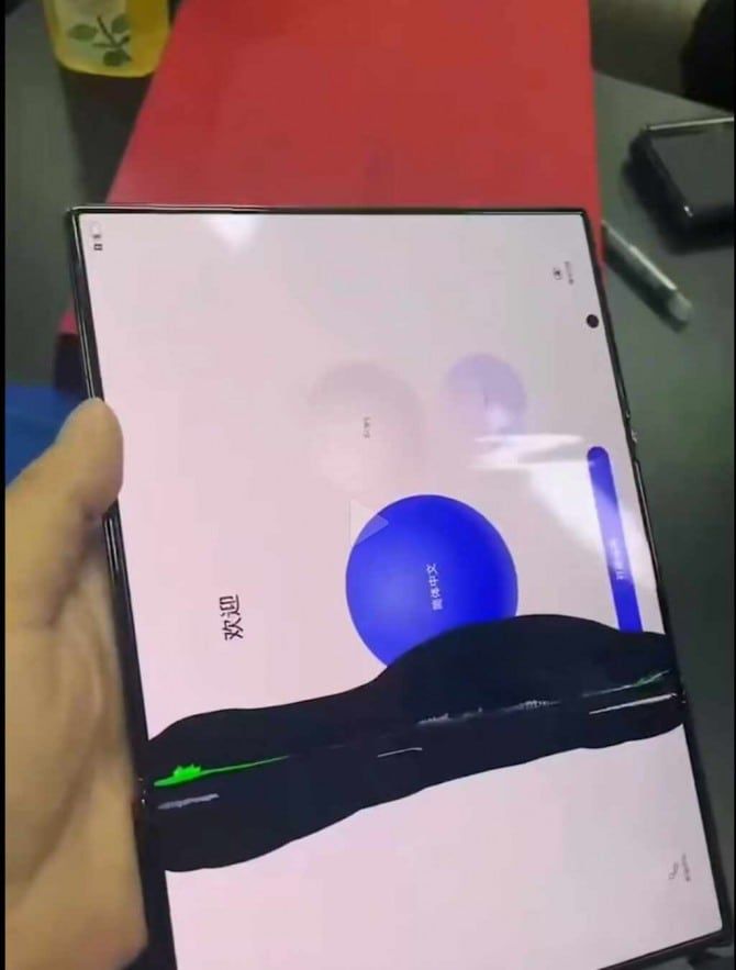 중국 화웨이가 지난 9월 출시한 세계 최초로 두 번 접는 스마트폰 메이트 XT의 접는 부분에 손상이 발생한 모습./Bilibili