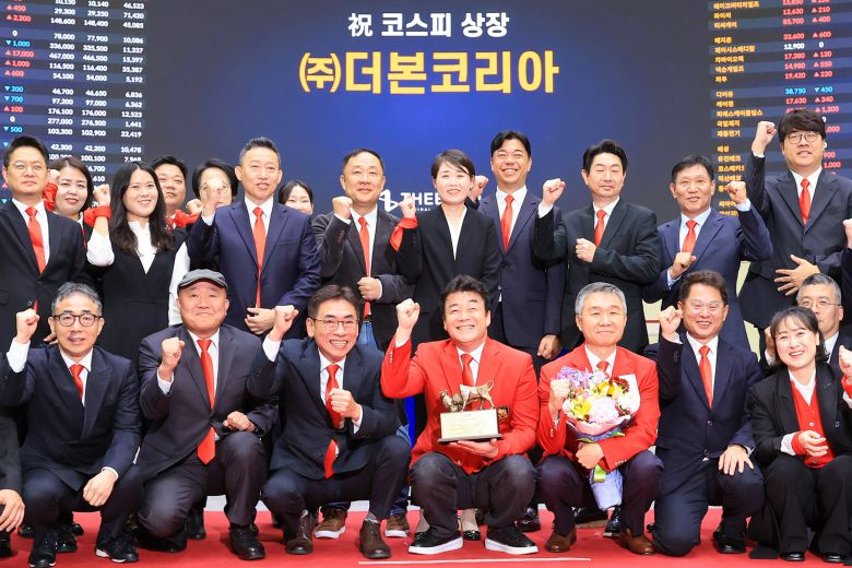 백종원·강석원 더본코리아 공동대표가 6일 오전 서울 영등포구 여의도 한국거래소 홍보관에서 열린 더본코리아 코스피 상장 기념식에 참석해 더본코리아 임직원들과 기념 촬영하고 있다. /연합뉴스