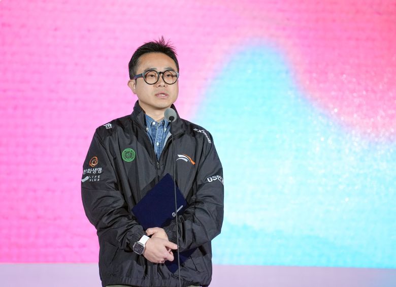 한화생명e스포츠의 김성훈 단장이 지난 13일 부산 벡스코에서 열린 2024 대한민국 게임대상 시상식에서 e스포츠 발전상을 수상한 직후 소감을 밝히고 있다. /연합뉴스