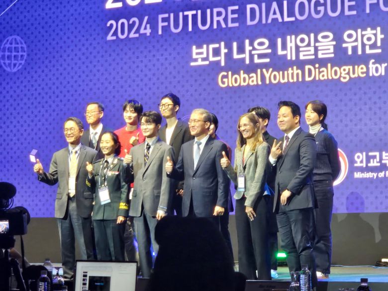 20일 오전 서울 중국 웨스틴조선호텔에서 열린 ‘2024 글로벌 혁신을 위한 미래대화‘에서 이상혁(페이커, 앞줄 왼쪽에서 세 번째) 선수 등이 기념 사진을 찍고 있다./윤예원 기자