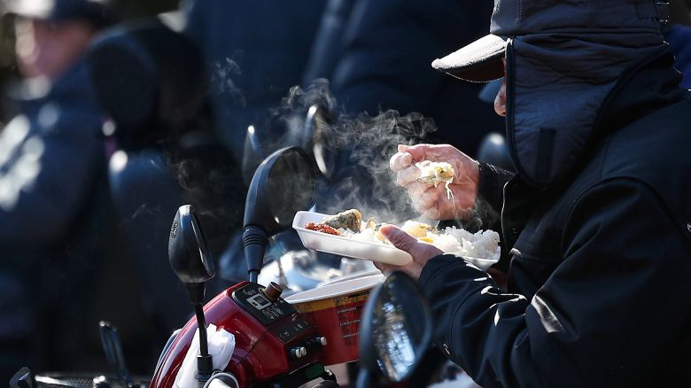 31일 대구 달서구 성당동 두류공원 사랑해 밥차 무료 급식소에서 어르신들이 점심을 먹고 있다. /연합뉴스