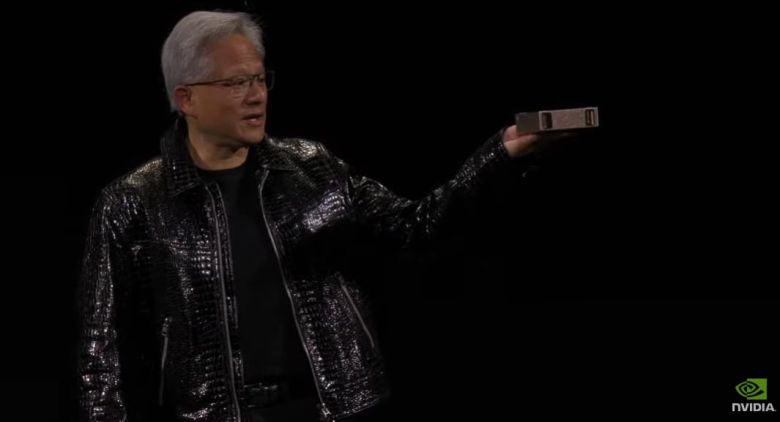 젠슨 황 엔비디아 최고경영자(CEO)가 6일(현지시각) 미국 라스베이거스 만달레이베이 컨벤션센터에서 ‘CES 2025’ 기조연설을 하고 있다./엔비디아