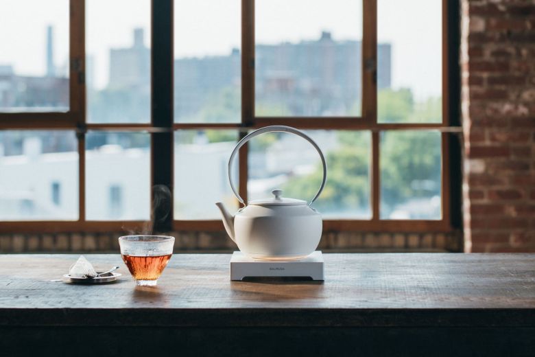 발뮤다 전기주전자 문케틀./발뮤다 제공