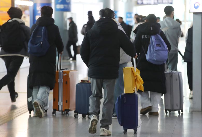 설 연휴를 앞둔 지난 24일 오후 귀성객들이 열차에 탑승하기 위해 이동하고 있다. /뉴스1