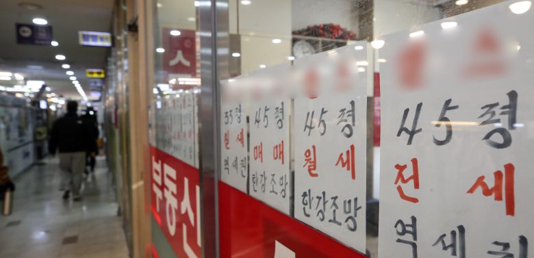 지난달 서울 시내의 한 공인중개사 사무소에 게시된 대형 평수 매물 안내문. /뉴스1