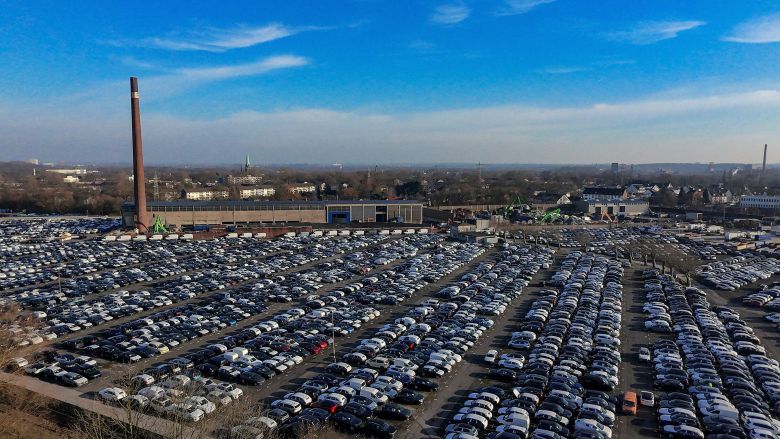 자동차는 미국이 유럽에서 수입하는 품목 중 하나로 꼽힌다. 유럽산 수입 자동차는 미국 기업이 만들어 들여오는 제품이 아니라 메르세데스-벤츠, BMW 등 유럽 기업이 만든 제품이다. 사진은 독일 에센의 자동차 물류 터미널에 주차된 수많은 신차를 드론으로 촬영한 모습. /연합뉴스