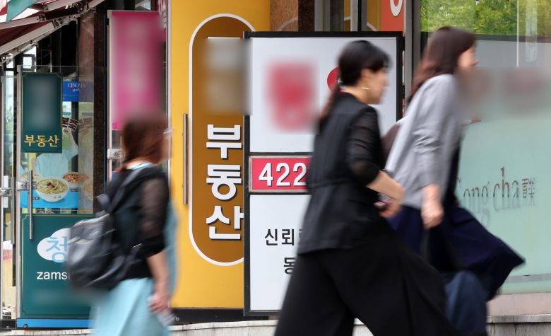 (서울=뉴스1) 김성진 기자 = 지난달 서울 아파트 상승 거래 비중이 22개월 만에 최고치를 기록한 것으로 나타났다. 27일 부동산 플랫폼 직방에 따르면 지난 8월 서울에서 거래된 아파트 중 직전 거래가보다 1% 이상 상승한 가격에 거래된 건은 전체의 52.90%로 집계됐다. 2021년 10월 이후 가장 큰 상승 거래 비중이다.사진은 서울 송파구에 위치한 부동산중개업소 밀집 지역. 2023.9.27/뉴스1