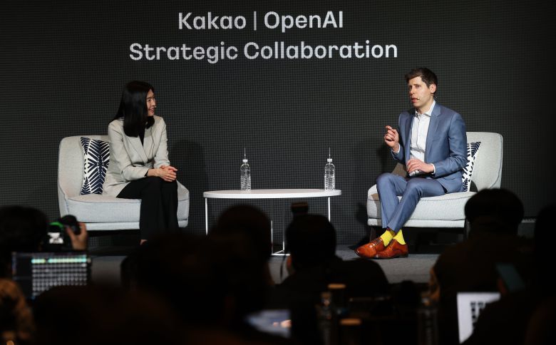 정신아 카카오 대표와 챗GPT 개발사 오픈AI의 샘 올트먼 최고경영자(CEO)가 지난 4일 전략적 제휴 체결 공동 기자간담회에서 대담을 나누고 있다./뉴스1